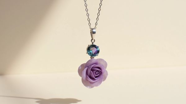 Quartz rose, améthyste, aventurine : ce que dit la couleur de votre collier