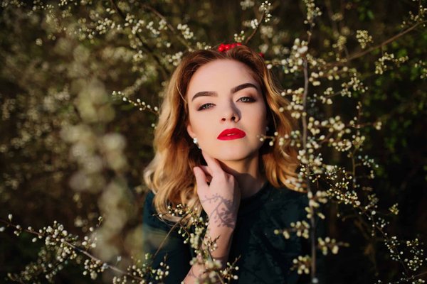 Comment porter des chaussures plates élégantes avec une robe de mariée pour un confort optimal?